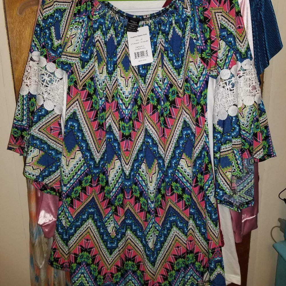 Pretty pin wheel sleeve tunic top